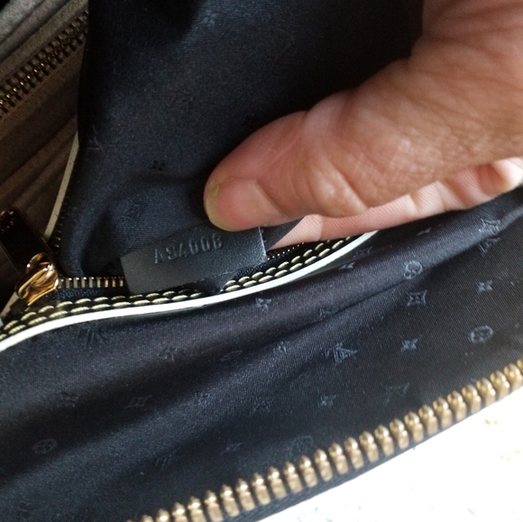 Louis Vuitton Suhali Lock It Satchel - Picture 5 of 9